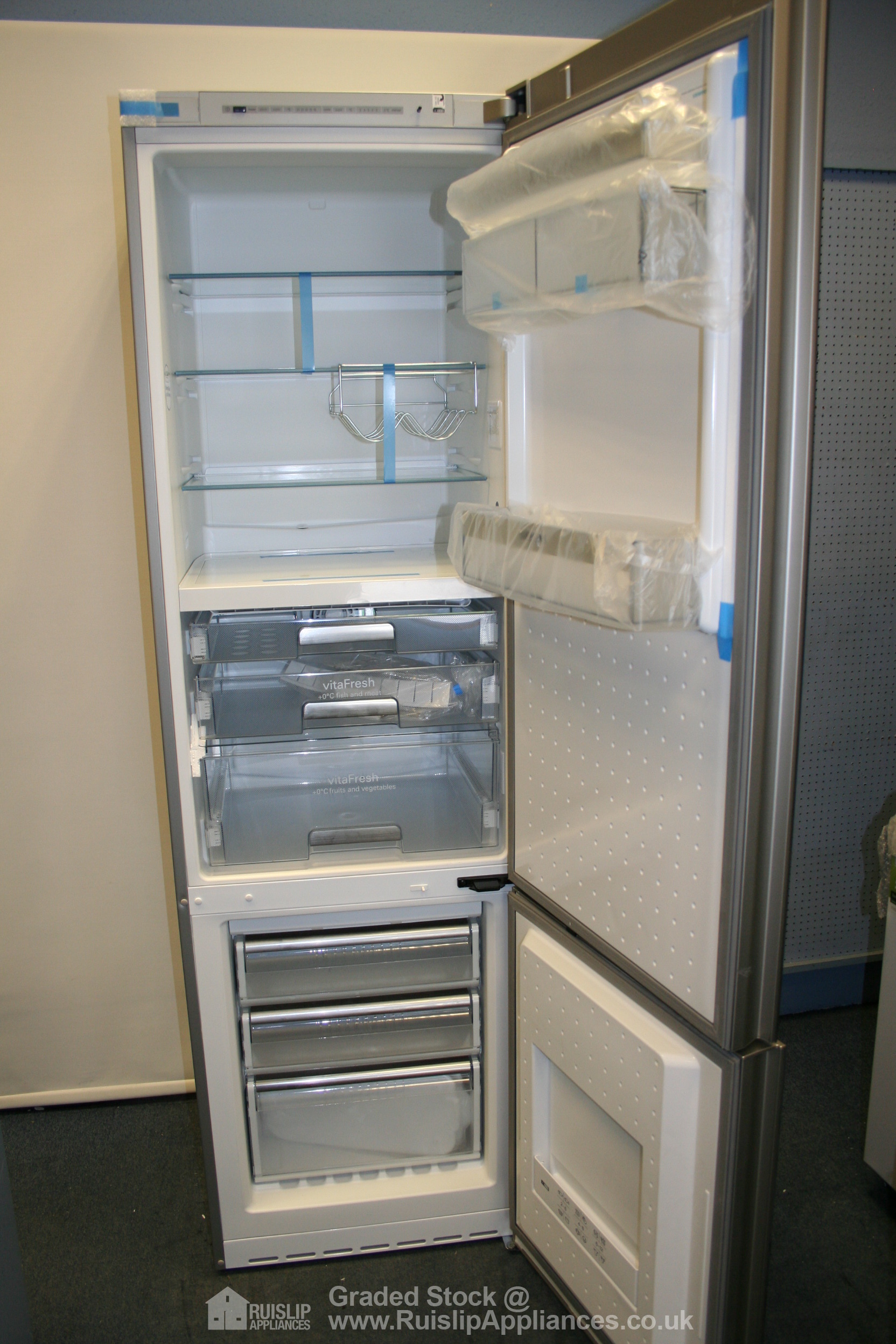 SIEMENS Fridge Freezer 60cm IQ700 Black Glass Frost Free